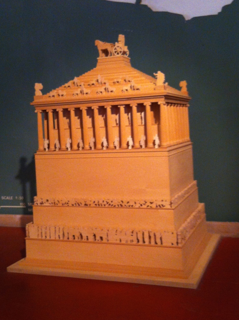 Modell av Mausoleet i Halikarnassos